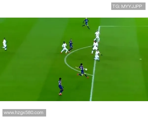 足球场上巨幅球星画像展现足坛英雄风采，荣耀与激情交织成精彩篇章